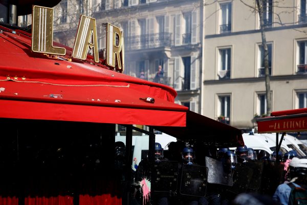 Στο «στόχαστρο» των Γάλλων διαδηλωτών αγαπημένο μπιστρό του Μακρόν