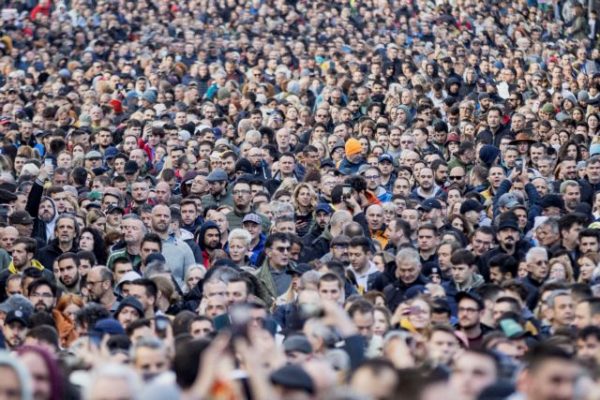 Μεγάλη πορεία κατά της βίας στο Βελιγράδι μετά τις δύο ένοπλες επιθέσεις