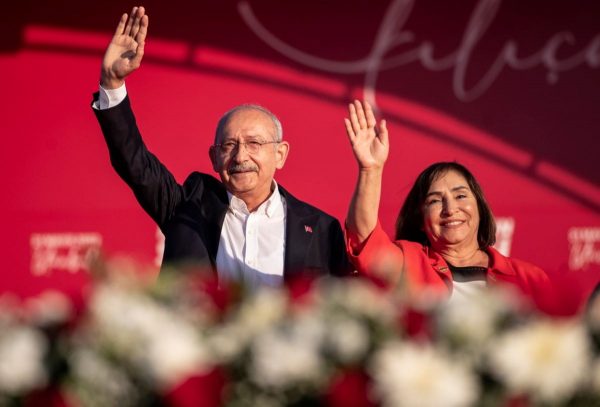 Ποια θα είναι η πρώτη κυρία στην Τουρκία: Η «βασίλισσα» Εμινέ Ερντογάν και η «ταπεινή» Σέλβι Κιλιτσντάρογλου