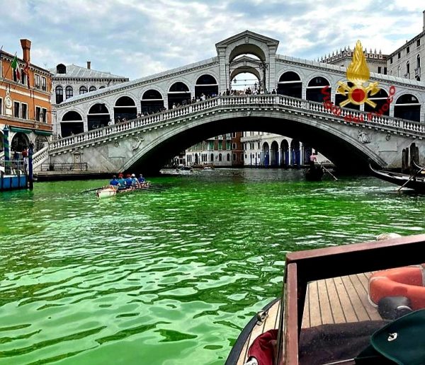 Βενετία: Τα νερά στο Μεγάλο Κανάλι έγιναν πράσινα