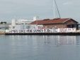 Ναυάγιο στην Πύλο: Πανό διαμαρτυρίας στο λιμάνι της Θεσσαλονίκης – «Το μεγαλύτερο νεκροταφείο της Ευρώπης»