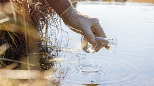 PFAS: Με σχεδόν 1,2 δισ. κλείνουν στόματα για τα «παντοτινά χημικά»