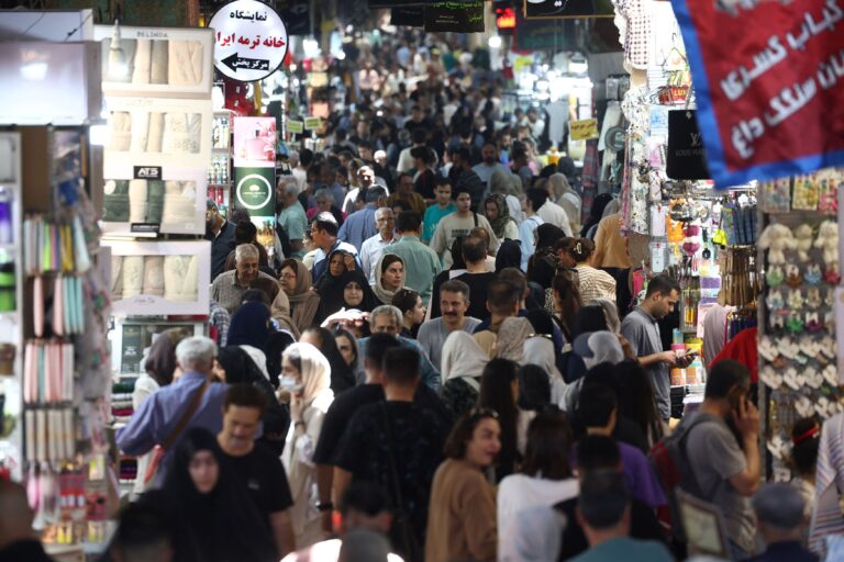 Οι Ιρανοί αγοράζουν με δόσεις και τα βασικά εν μέσω πολέμου