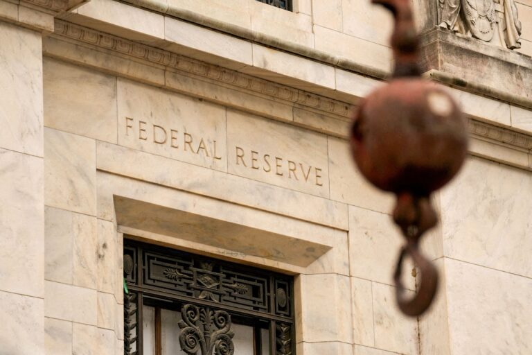 Γουόρς σε Fed: «Έχουμε δουλειά να κάνουμε» αν ο πληθωρισμός δεν πέσει στο 2%