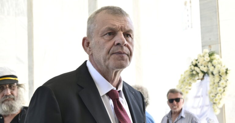 Νίκος Καλογερόπουλος: Θρήνος στην κηδεία του - Ποιοι έδωσαν το «παρών»