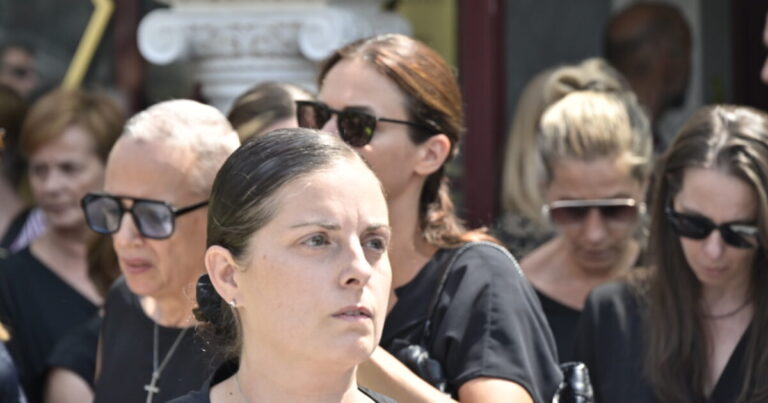 Κατερίνα Κόκοτα: Ράγισε καρδιές στον επικήδειό της – «Του ζήτησα πριν φύγω από το σπίτι να μου δώσει δύναμη να μην καταρρεύσω.»