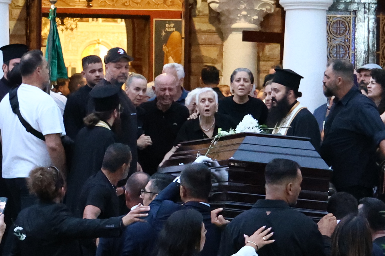 Πλήθος κόσμου στη Νίκαια για τον αποχαιρετισμό του Γιώργου Μαζωνάκη