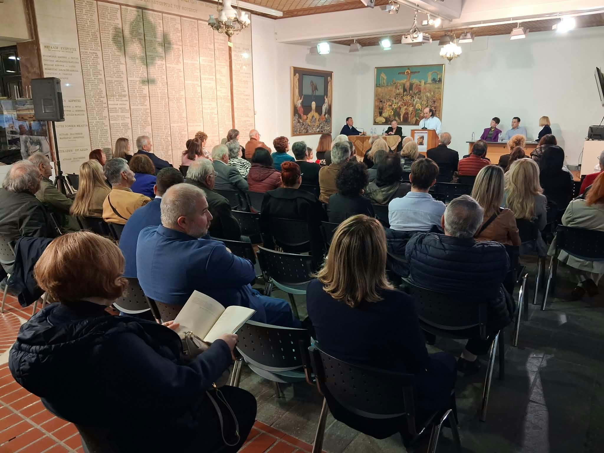 Κοζάνη: Παρουσιάστηκε η ποιητική συλλογή «Ρωγμές στο βράχο» της Στέλλας Καρούτσου-Ιακωβίδου 1 Κοζάνη: Παρουσιάστηκε η ποιητική συλλογή «Ρωγμές στο βράχο» της Στέλλας Καρούτσου-Ιακωβίδου