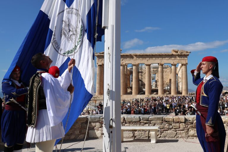 82 χρόνια από την απελευθέρωση της Αθήνας: Έπαρση σημαίας στην Ακρόπολη