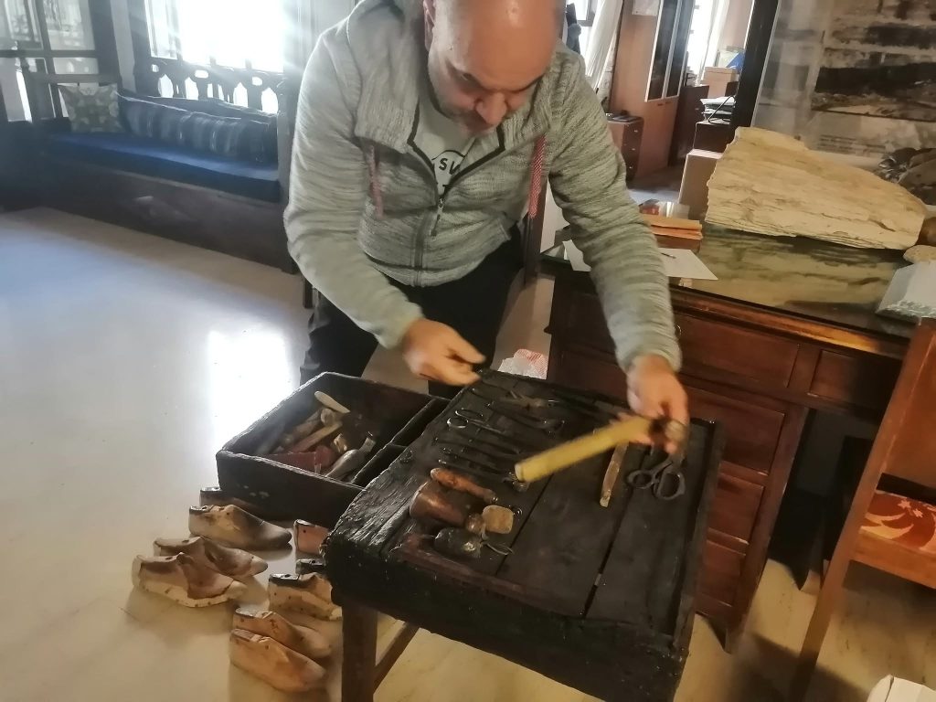 Κοζάνη: Δωρεά της συλλογής του υποδηματοποιού Ιωάννη Δοδούρα στο Λαογραφικό Μουσείο