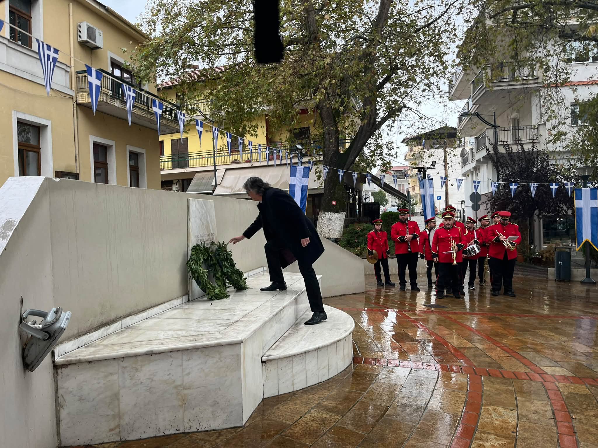 Σέρβια: Ματαιώθηκε λόγω βροχής η παρέλαση για την 28η Οκτωβρίου – Έγινε η κατάθεση στεφάνων