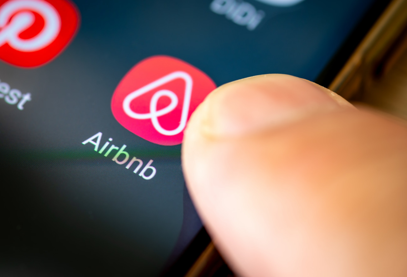 Airbnb: Πέρασε από την επιτροπή της Βουλής το νομοσχέδιο για τη θέσπιση προδιαγραφών