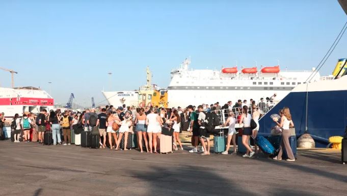 Ταλαιπωρία και σήμερα στα λιμάνια: Προβλήματα από τις χθεσινές ακυρώσεις δρομολογίων και τα μποφόρ στο Αιγαίο