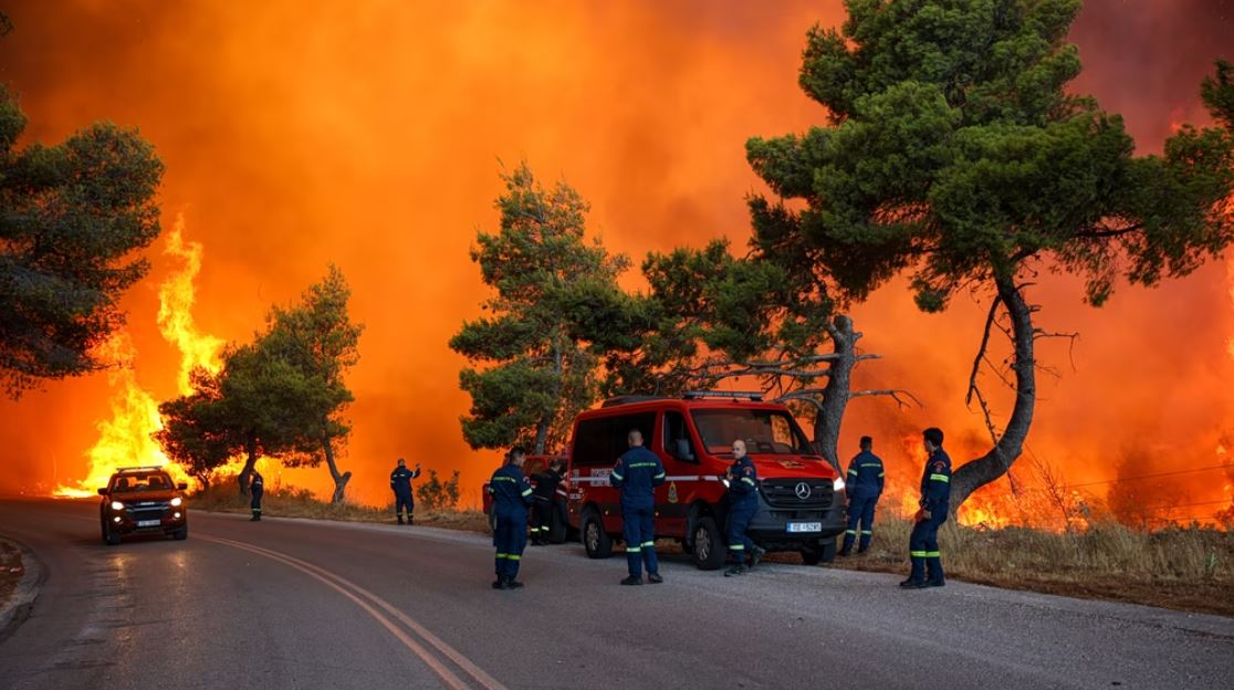 Τέταρτη νύχτα μάχης με τις φλόγες στη Δυτική Αττική – Καίγονται σπίτια στην Ψάθα
