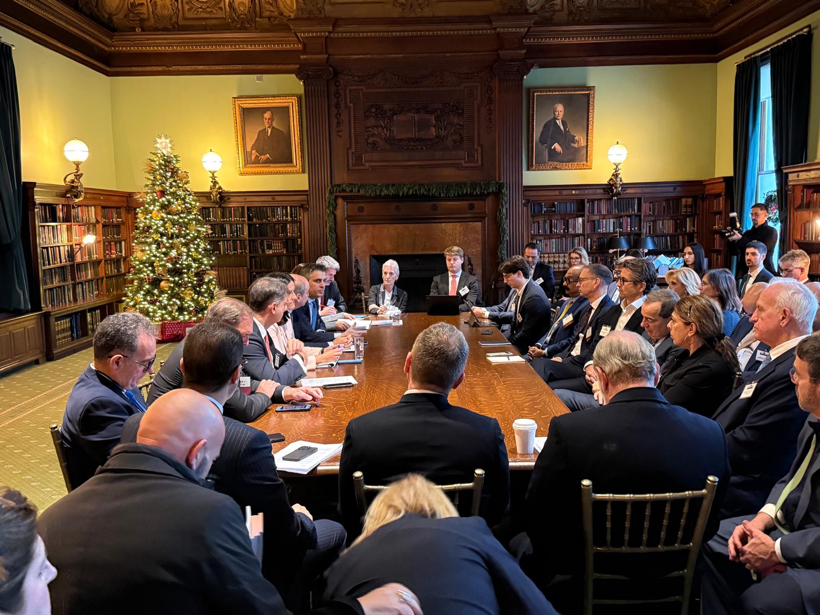 Capital Link: Συζήτηση Στρογγυλής Τραπέζης με τη συμμετοχή Ελλήνων υπουργών και διεθνών επενδυτών 1 Capital Link