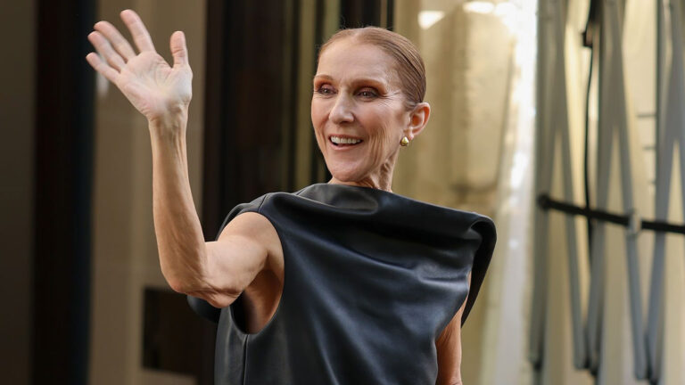 Celine Dion: Τραγούδησε και χόρεψε με θαυμαστές έξω από ξενοδοχείο στο Παρίσι
