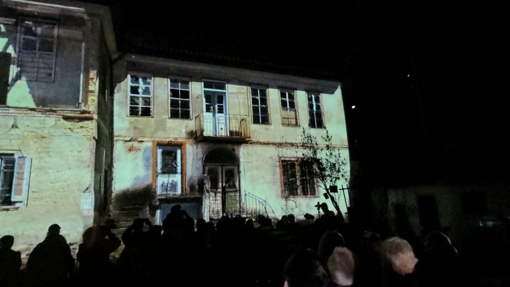 Το κοινό παρακολουθεί την προβολή στο Αρχοντικό Βαμβακά