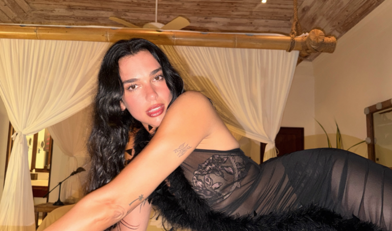 Dua Lipa: Έκανε κατακόρυφο πάνω σε σανίδα SUP μέσα στη θάλασσα