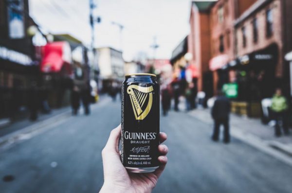 Guinness: Πλαφόν διανομής για να μην στερέψουν τα βαρέλια