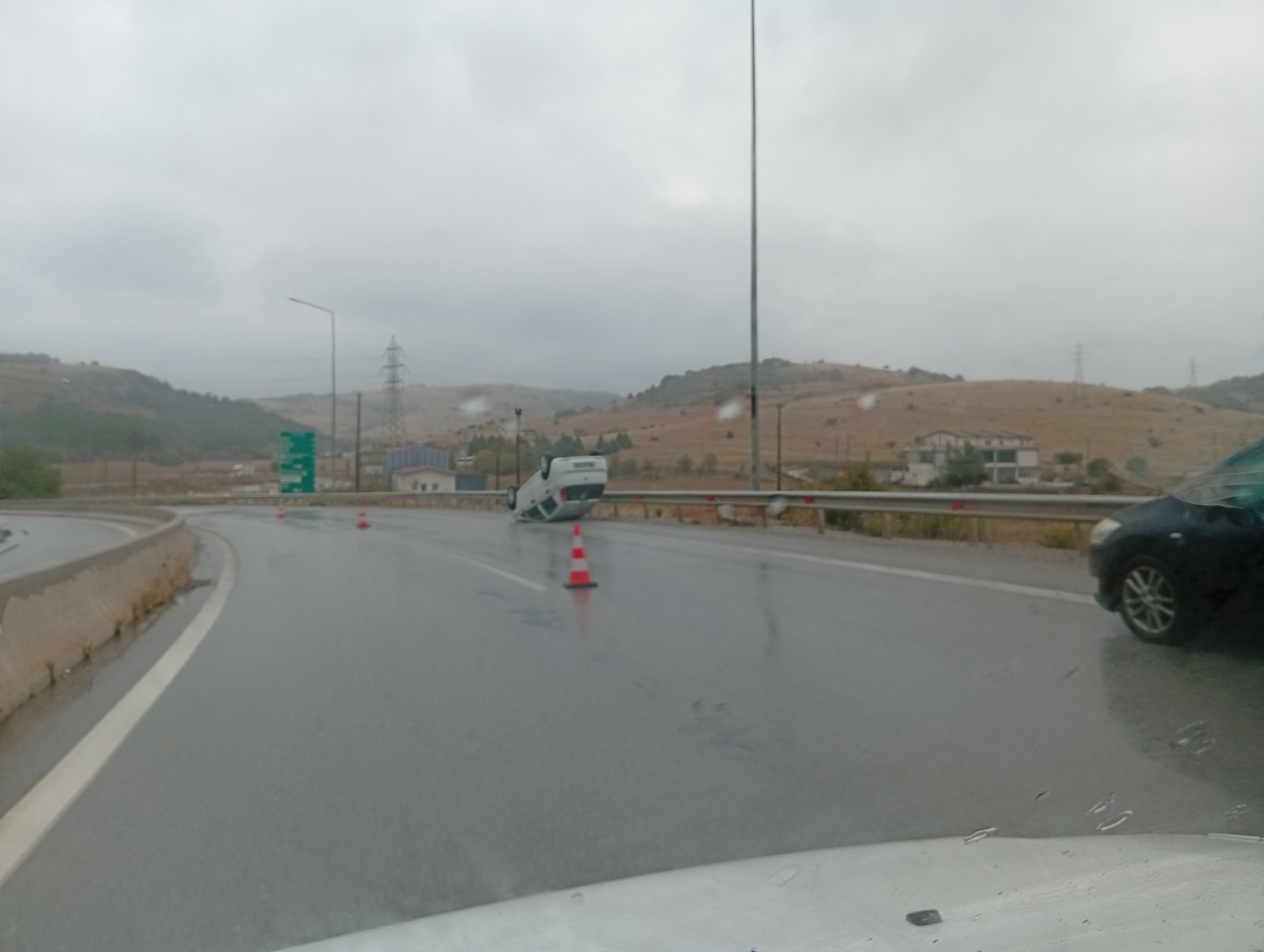 Το όχημα μετά το τροχαίο στον δρόμο προς την Εγνατία Οδό
