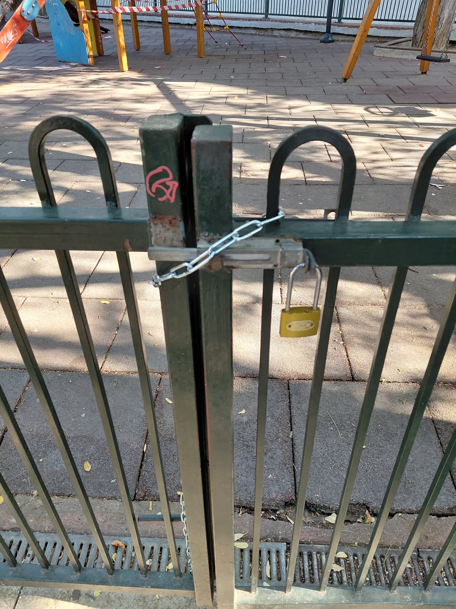Σήμανση αποκλεισμού στην παιδική χαρά της κεντρικής πλατείας Πτολεμαΐδας