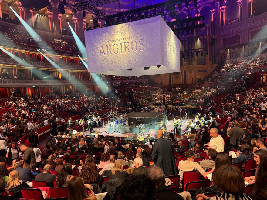 Κωνσταντίνος Αργυρός: Κατάμεστο το Royal Albert Hall στη συναυλία του στο Λονδίνο 1 Στιγμιότυπο από τη συναυλία του Κωνσταντίνου Αργυρού στο Royal Albert Hall