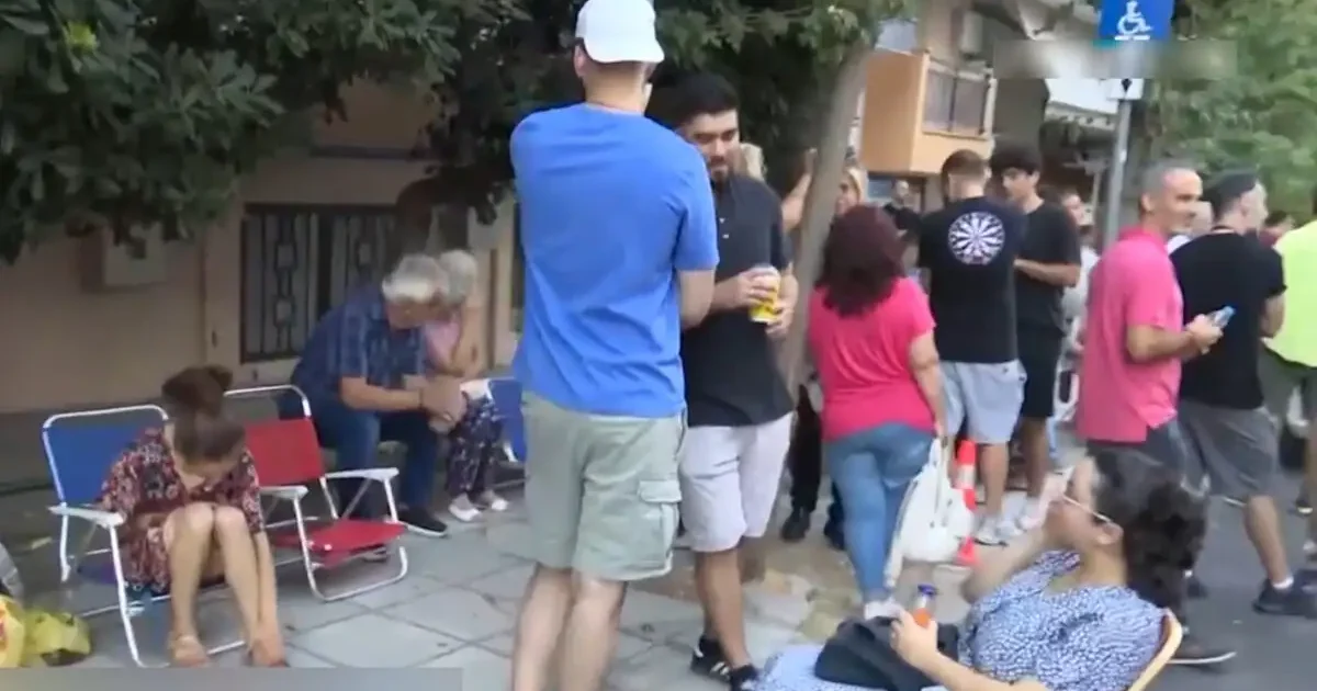 Θεσσαλονίκη: Πολίτες κοιμούνται έξω από το αστυνομικό τμήμα Τούμπας για να βγάλουν διαβατήριο με την παλιά ταυτότητα