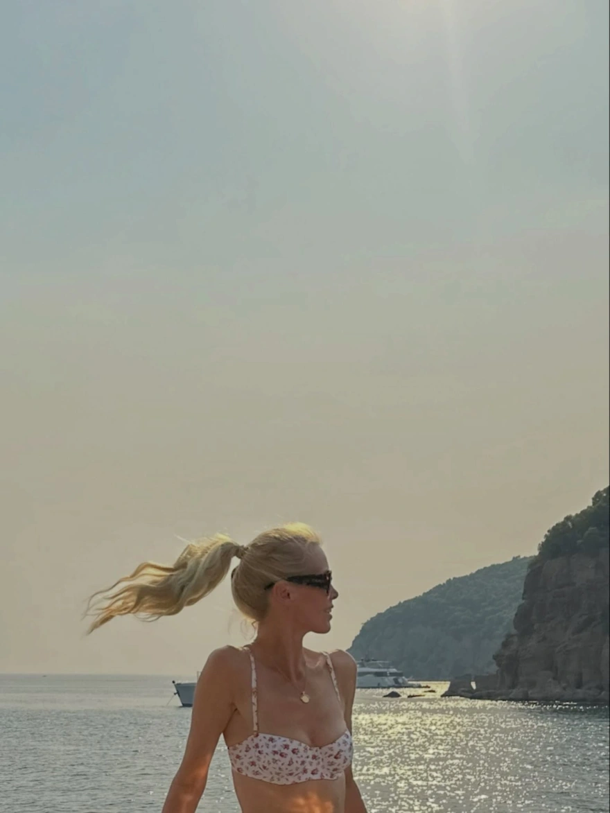 Η Claudia Schiffer σε στιγμιότυπο από την απόδρασή της