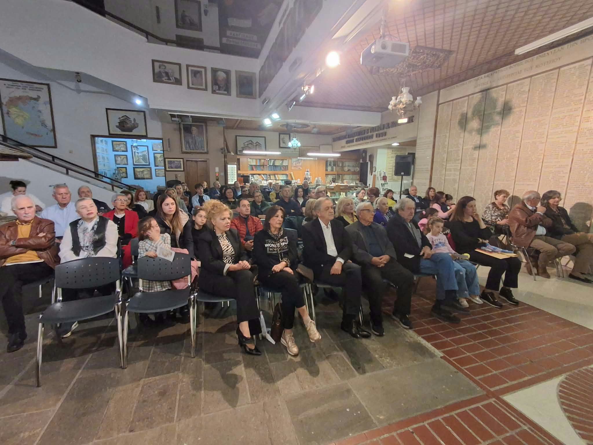 Κοζάνη: Παρουσιάστηκε η ποιητική συλλογή «Ρωγμές στο βράχο» της Στέλλας Καρούτσου-Ιακωβίδου 4 Κοζάνη: Παρουσιάστηκε η ποιητική συλλογή «Ρωγμές στο βράχο» της Στέλλας Καρούτσου-Ιακωβίδου