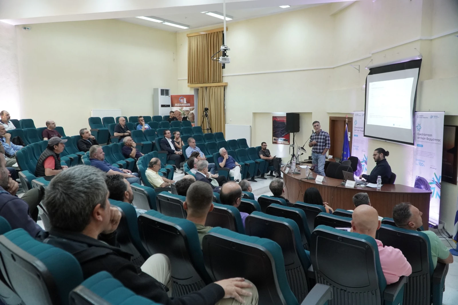 Πολίτες στην ενημερωτική εκδήλωση για τις αντλίες θερμότητας στην Πτολεμαΐδα