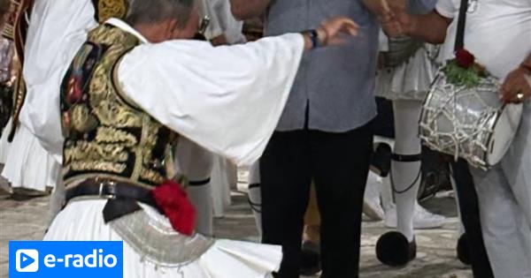 Με παραδοσιακή φουστανέλα χόρεψε ο Νίκος Αλιάγας στο πανηγύρι του χωριού του στη Σταμνά Μεσολογγίου, δείτε βίντεο