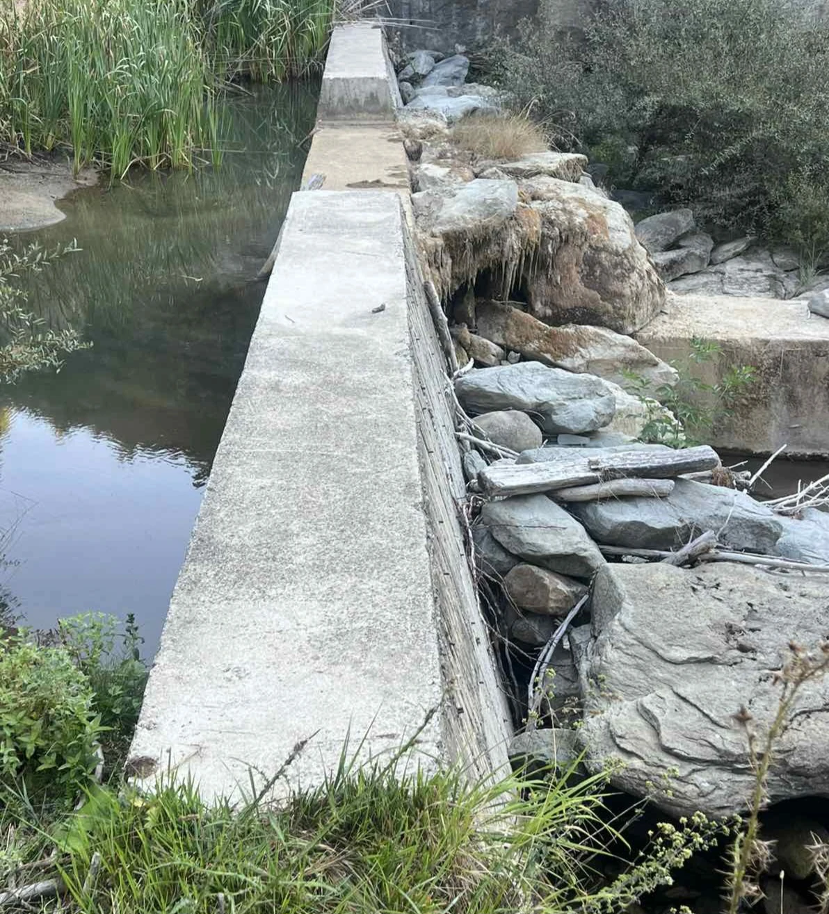 Καθαρισμός και απομάκρυνση φερτών υλικών στο προφράγμα Πραμόριτσας