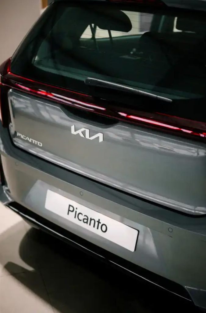 Μοντέλο Kia στον ανανεωμένο χώρο της MAXX MOTORS