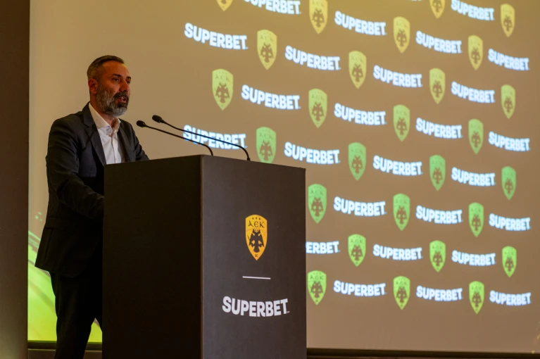 Ο Γιάννης Καλαμβόκης στην παρουσίαση της συνεργασίας με την ΑΕΚ BC