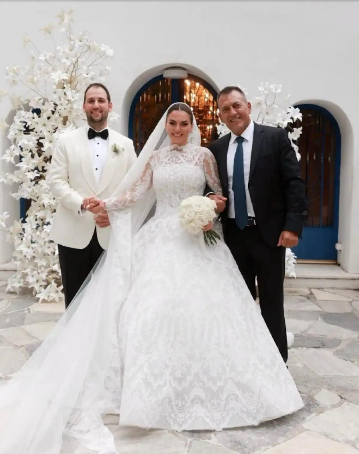 Νίκη Βρούτση: Παντρεύτηκε τον Αναστάσιο Πολίτη σε τελετή στο Καβούρι 2 Στιγμιότυπο από τον γάμο της Νίκης Βρούτση