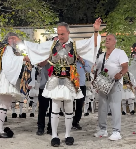 Νίκος Αλιάγας: Με φουστανέλα έσυρε τον χορό στη Σταμνά Μεσολογγίου – Το βίντεο από το πανηγύρι