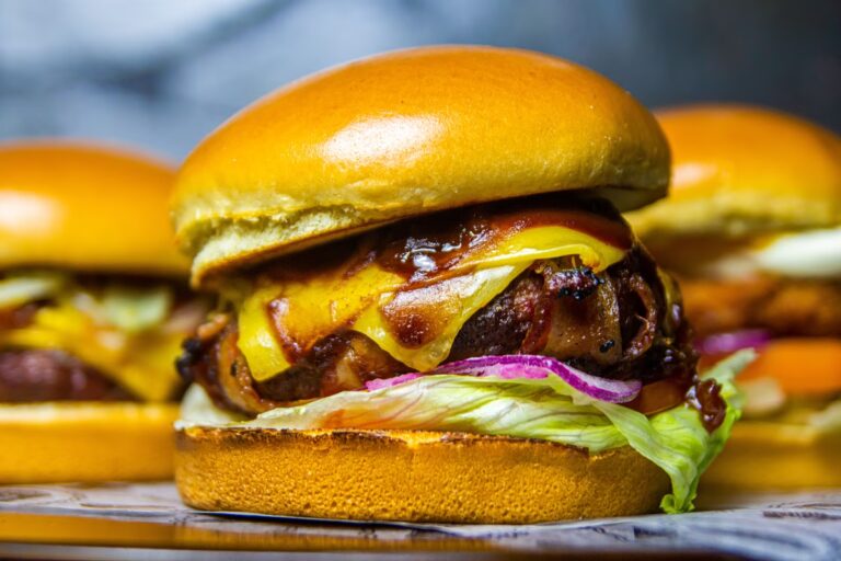 Ο πόλεμος των burger κλιμακώνεται: Τα McDonald’s χάνουν έδαφος από τον «αιώνιο» αντίπαλο