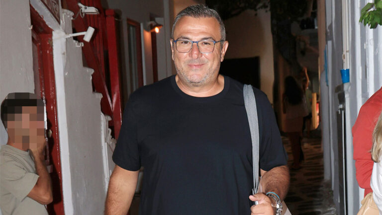 Αντώνης Ρέμος: Η βόλτα του τραγουδιστή στη Μύκονο - Τι είπε για τη συναυλία του στο νησί που ακυρώθηκε