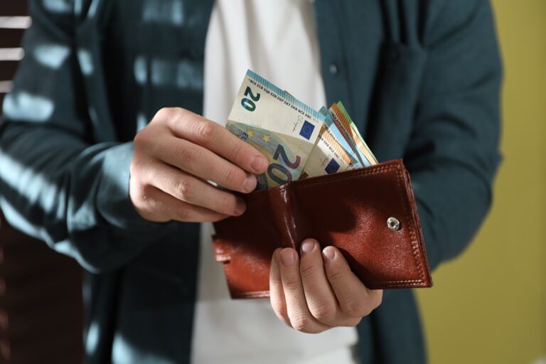 Μισθοί: Έξτρα αύξηση 10% σε 500.000 εργαζόμενους – Πώς οι τριετίες ανεβάζουν τις αποδοχές