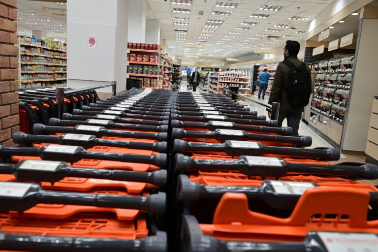 Ακρίβεια: Ένα θερμό καλοκαίρι και ένας ακόμα θερμότερος χειμώνας – Τα σημάδια που δεν δείχνουν αποκλιμάκωση