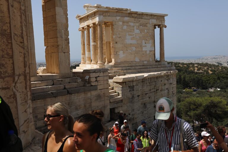 Με δύο ταχύτητες στις διεθνείς αφίξεις ο τουρισμός – Τι δείχνουν τα στοιχεία
