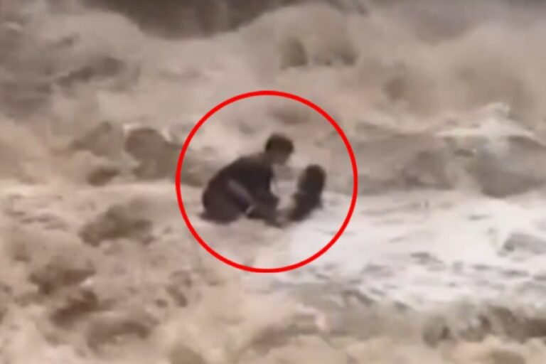 Τρομακτικό βίντεο: Τουρίστες παρασύρθηκαν από ορμητικά νερά σε καταρράκτη της Ταϊλάνδης