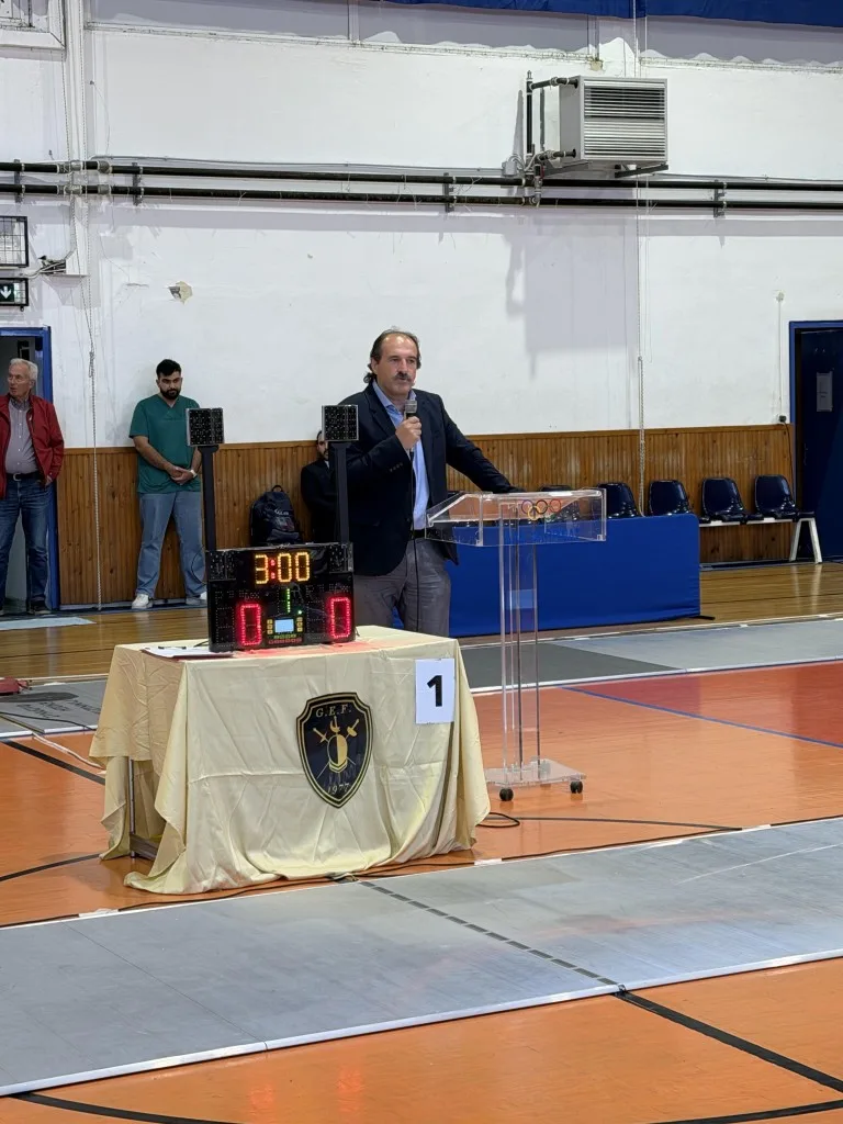 Στιγμιότυπο από τους αγώνες ξιφασκίας