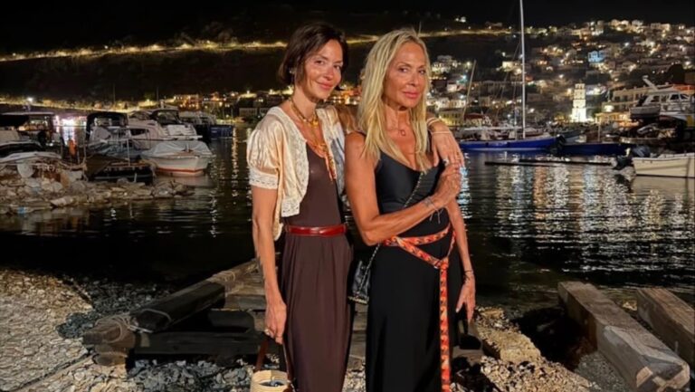 Άννα Βίσση - Σοφία Καρβέλα: Μαμά και κόρη ποζάρουν αγκαλιά στο γραφικό λιμάνι της Σύμης