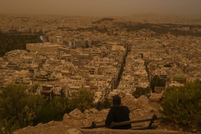Έως 39 βαθμούς η θερμοκρασία, με καταιγίδες και λασποβροχές