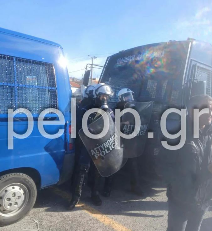 Αγρότες: Δέχθηκαν επίθεση με χημικά στη γέφυρα Ρίου - Αντιρρίου - Κλούβα των ΜΑΤ μπλόκαρε και ασθενοφόρα 1 Αγρότες: Δέχθηκαν επίθεση με χημικά στη γέφυρα Ρίου - Αντιρρίου - Κλούβα των ΜΑΤ μπλόκαρε και ασθενοφόρα