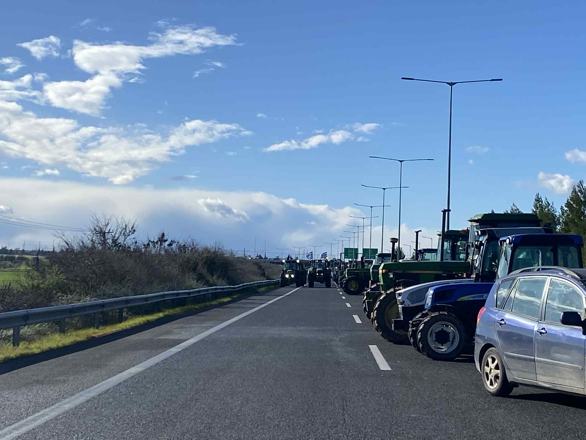 Αγρότες: Κλειστή η Αθηνών - Λαμίας στο Κάστρο, στο δρόμο για τα Τέμπη οι Λαρισαίοι - Νέες απειλές από το Μαξίμου 1 Αγρότες: Κλειστή η Αθηνών - Λαμίας στο Κάστρο, στο δρόμο για τα Τέμπη οι Λαρισαίοι - Νέες απειλές από το Μαξίμου