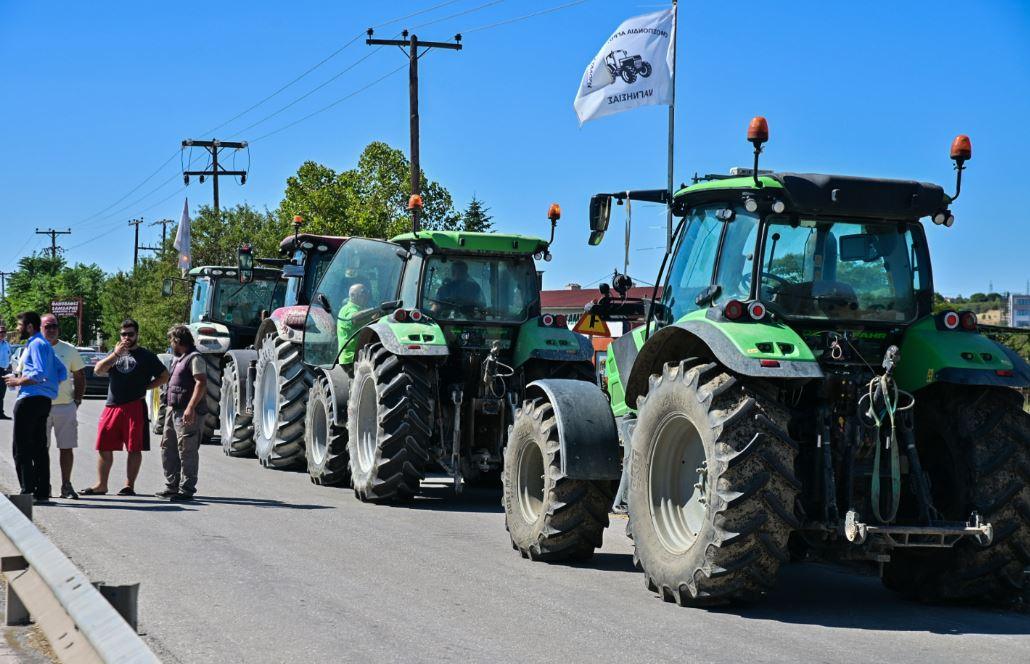 Αγρότες: «Φτάνει πια η κοροϊδία» - Πανθεσσαλικό μπλόκο, ζητούν λύσεις στα οξυμένα προβλήματα 1 αγρότες