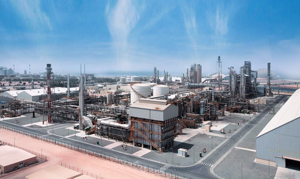 Αμπού Ντάμπι: Ο πετρελαϊκός κολοσσός ADNOC κλείνει το διυλιστήριο Ruwais μετά από επίθεση με drone 1 Αμπού Ντάμπι: Ο πετρελαϊκός κολοσσός ADNOC κλείνει το διυλιστήριο Ruwais μετά από επίθεση με drone