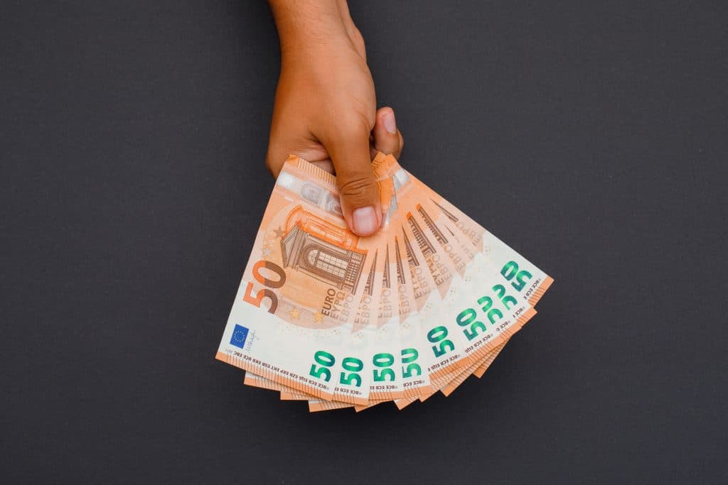 Άτομο κρατάει 9 χαρτονομίσματα των 50 ευρώ